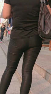 街拍紧身打底大妈