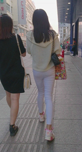 跟拍白裤小妹未发育