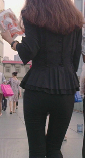 翘臀打底裤上电梯