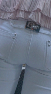 公交站紧身白裤宽臀