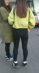 公交站紧身打底裤少女