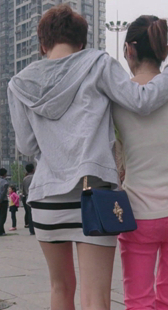 街拍条纹包臀小少妇