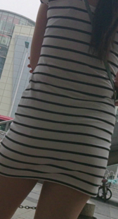 等车条纹小少妇