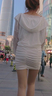 紧身连衣白裙少妇