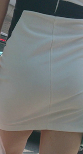 等车大屁股白裙