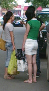 白裙绿衣小少妇