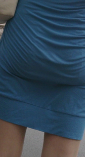 街拍蓝色短裙少妇