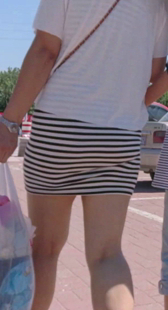 街拍条纹短裙少妇