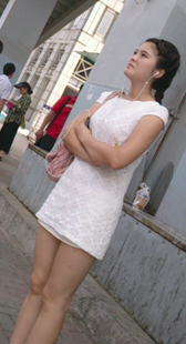 公交站白裙小靓妇