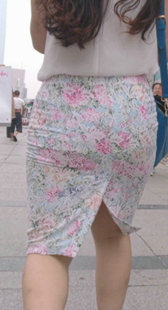 紧身圆臀分叉短裙少妇