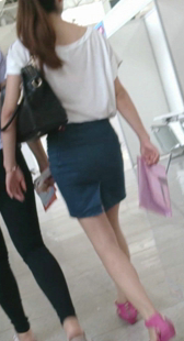 展会分叉短裙少妇