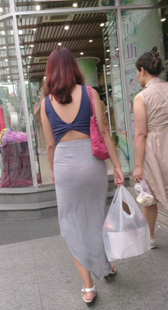 包臀灰色长裙少妇