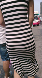 条纹长裙小少妇