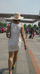 街拍白色连衣裙少妇