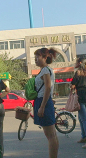 等车短裙少妇