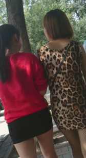 豹纹黑裙两姐妹