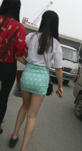 长腿超短裙靓丽少妇