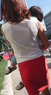 长腿紧身红裙少妇