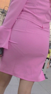 性感大屁股粉裙少妇