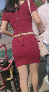 高挑包臀红裙少妇