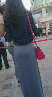 灰紧长裙美少妇