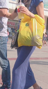 蓝紧长裙小少妇