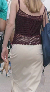 贴身白裙紧臀小少妇