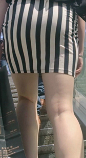 肉丝条纹包臀短裙上楼梯