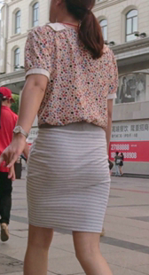 条纹包臀短裙小少妇