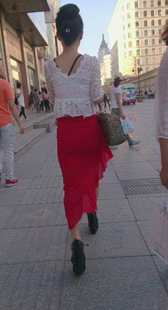 街拍红色长裙少妇