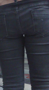 紧身黑色牛仔少妇