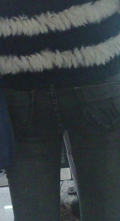 地铁紧身牛仔少妇