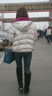 街拍牛仔小妹有点瘦