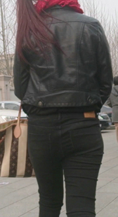 街拍黑紧宽臀少妇