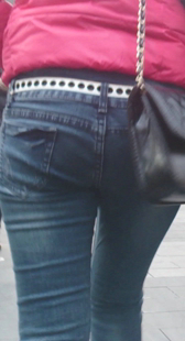 街拍蓝牛圆臀少妇视频