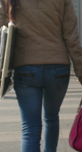 街拍冬天牛仔小少妇