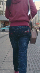 街拍圆臀紧身牛仔少妇