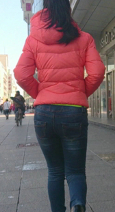 街拍圆臀牛仔少妇会扭