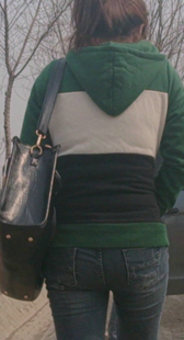 街拍冬天牛仔小少妇视频