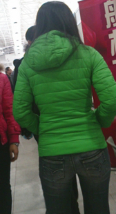 展会里牛仔少妇