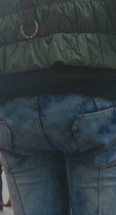 这牛仔看起来好奇怪