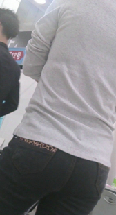 展会翘臀黑紧牛仔