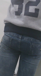 屁股都勒成两半了