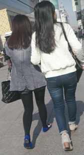 街拍超紧黑牛少妇视频