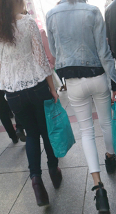 白牛黑牛性感两少妇