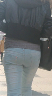 街拍白牛少妇内痕紧