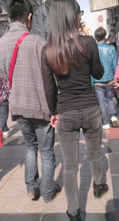 街拍宽臀紧身黑牛少妇