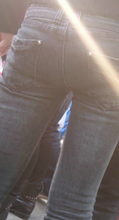 街拍长腿紧身蓝牛