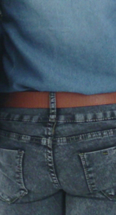 地铁紧身包臀牛仔