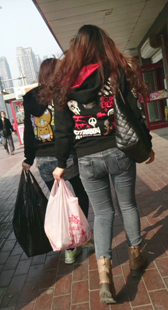 街拍灰色紧牛少妇